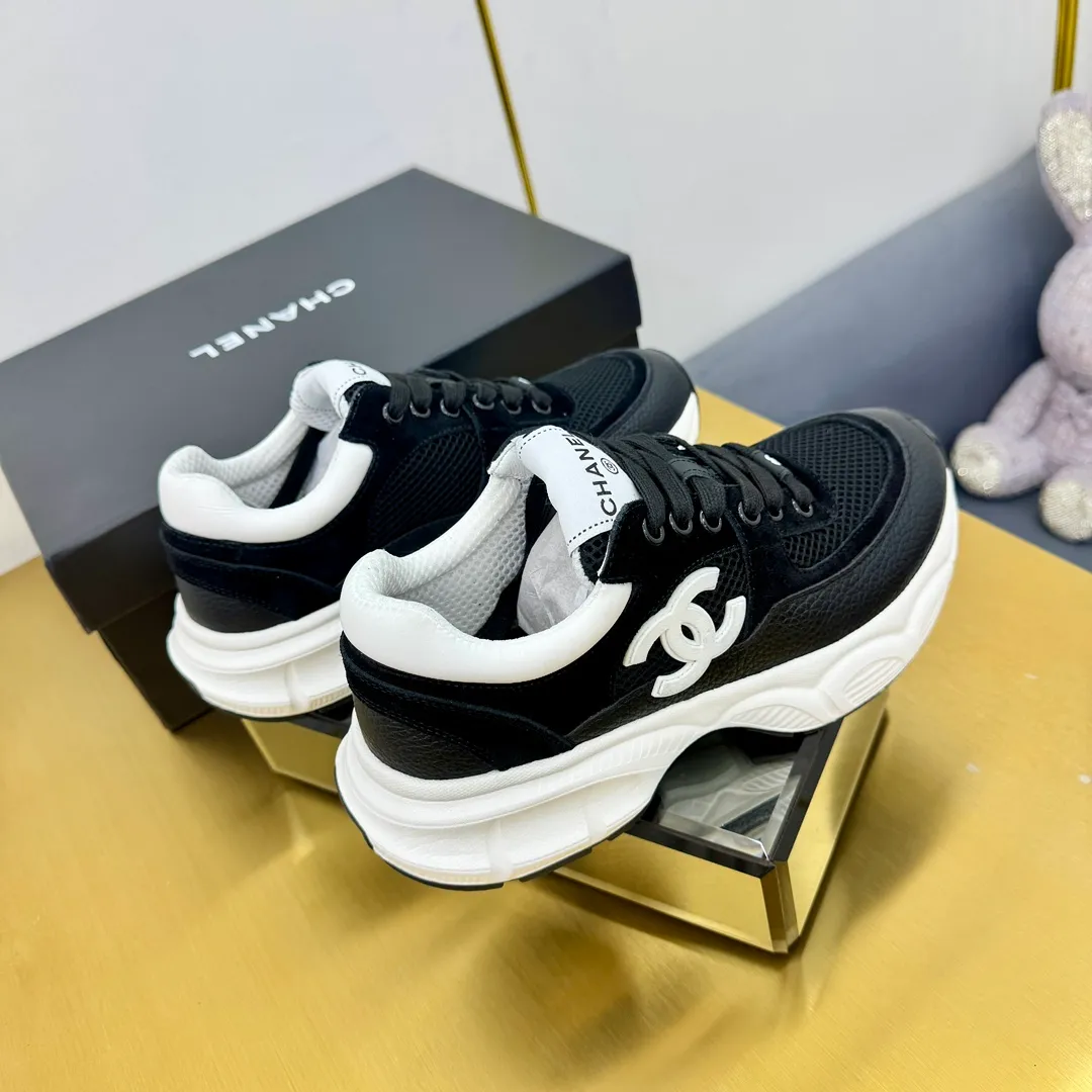 👟👟Ex-factory price 600👟👟 Upgraded version, upgraded version, upgraded version! No rebuttal accepted! ! ! ! Chanel Chanel dad shoes, couples' model for men and women - 2025 top casual sports shoes in the counter. This classic design; the upper is electro-embroidered with various techniques; ❷The inner lining is made of: original Yangli + net ❸The outsole is based on: the original TPU combination outsole. The full set of boutique packaging for women 35–41